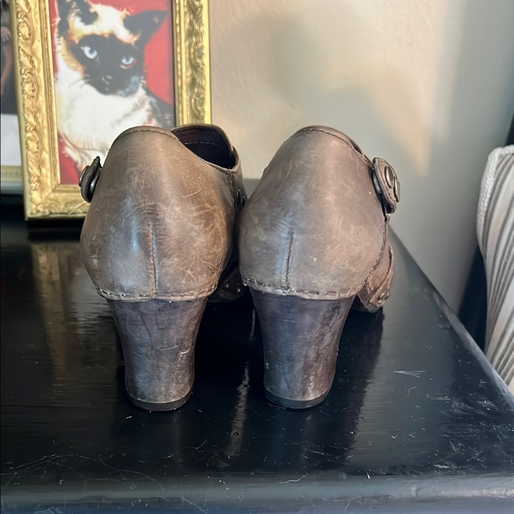 Stylish Dansko Ryder Greige Leather Women's Shoes - Picture 3 of 7